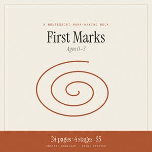Puede incluir: Un libro de ejercicios de trazos Montessori titulado First Marks Ages 0-3. La portada presenta un dibujo lineal de una espiral grande de color óxido centrado sobre un fondo crema. El texto inferior indica 24 páginas y 4 etapas.
