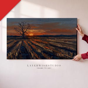Könnte beinhalten: Ein rechteckiges Landschaftsgemälde mit einem einzelnen kahlen Baum auf einem abgeernteten Feld unter einem Sonnenuntergangshimmel in Orange- und Dunkelblautönen. Das Kunstwerk zeigt sichtbare Pinselstriche und den Text LAYERWISHSTUDIO FRAME TV ART.