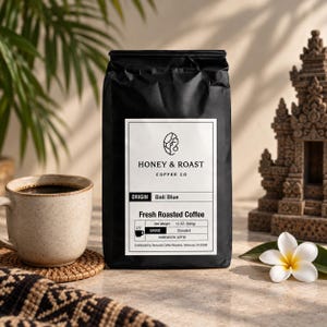 Puede incluir: Una bolsa de café negra con una etiqueta blanca que dice Honey & Roast Coffee Co, Bali Blue y Fresh Roasted Coffee, con un peso neto de 340g. La etiqueta incluye un icono de taza de café y texto sobre el molido estándar e ingredientes.