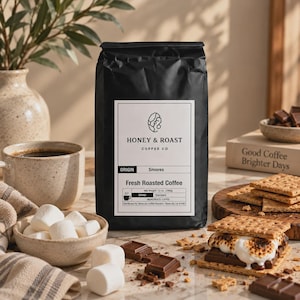 Może przedstawiać: Czarna torebka świeżo palonej kawy Honey & Roast Coffee Co. Smores o wadze netto 340g. Etykieta zawiera logo ziarna kawy, informacje o pochodzeniu i stopniu zmielenia. Torebka jest otoczona piankami marshmallow, czekoladą i krakersami graham.