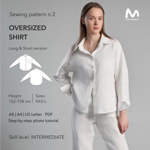 Peut inclure: Une chemise blanche oversize avec un col et une fermeture boutonnée. Le texte indique Sewing pattern n.2, OVERSIZED SHIRT, Long & Short version, Height 152-158 cm, Sizes XXS-L, A0 | A4 | US Letter PDF, Step-by-step photo tutorial, Skill level: INTERMEDIATE.