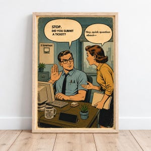 Puede incluir: Un póster enmarcado de estilo vintage que representa una escena de oficina con una persona en un escritorio levantando la mano para detener a otra. Los globos de texto dicen: STOP. DID YOU SUBMIT A TICKET? y Hey, quick question about— Una taza en el escritorio dice: HAVE YOU TRIED TURNING IT OFF AND ON AGAIN?