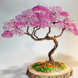Bonsai van koperdraad, boom van gedraaid aluminium, roze bladeren, voet van grenenhout, groen mos, decoratieve plank, 19x25x10cm