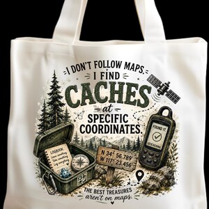 以下が含まれることがあります： I DON'T FOLLOW MAPS I FIND CACHES AT SPECIFIC COORDINATES. THE BEST TREASURES AREN'T ON MAPS.というテキストが描かれた白いトートバッグ。デザインには、ジオキャッシングのコンテナ、GPSデバイス、人工衛星、木製の看板が含まれています。