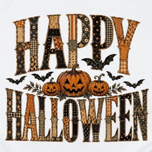 Op de afbeelding: Een wit t-shirt met de tekst HAPPY HALLOWEEN in een patchworkpatroon van oranje, zwarte en bruine kleuren. Het ontwerp bevat drie oranje jack-o'-lantern pompoenen en verschillende zwarte vleermuissilhouetten tussen de woorden.