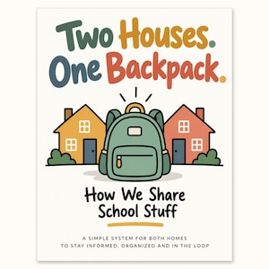 Könnte beinhalten: Ein Buchcover mit dem Titel Two Houses. One Backpack. How We Share School Stuff. A simple system for both homes to stay informed, organized and in the loop. Die Illustration zeigt einen grünen Rucksack zwischen einem gelben und einem roten Haus.