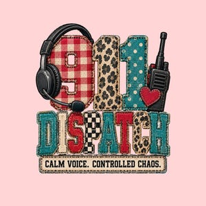 Può includere: Un design grafico con il testo 911 DISPATCH e la frase CALM VOICE. CONTROLLED CHAOS. sottostante. I numeri sono decorati con motivi a quadretti rossi, maculati e a pois color ottanio. Include un paio di cuffie nere e una radio con un cuore rosso.