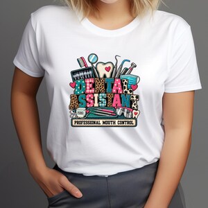 Può includere: Una t-shirt bianca a maniche corte con una stampa grafica colorata di strumenti dentali, un dente e il testo DENTAL ASSISTANT e PROFESSIONAL MOUTH CONTROL. Il design incorpora vari motivi tra cui stampa leopardata, pois e tartan.