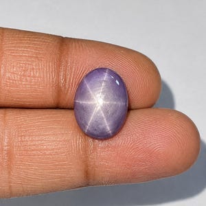 Unieke, hoogwaardige, natuurlijke sterrobijn cabochon edelsteen, 11 karaat ovale cabochon, zesstralige asterisme, onbehandelde en onverhitte steen, 14,30 x 11,20 x 6 mm