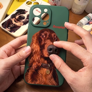 May include: A dark green smartphone case featuring a realistic portrait of a reddish-brown Irish Setter dog with long, wavy fur and a brown leather collar with a gold tag. The text Booplipi is printed in red near the top right corner.