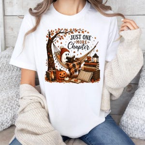 T-shirt met de tekst "Just One More Chapter", T-shirt voor herfstlezen, T-shirt voor liefhebbers van spookboeken, gezellig T-shirt voor lezers in de herfst, T-shirt met boekenthema voor Halloween