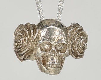 Collier tête de mort et roses de fabrication britannique, collier pirate fait main tatouage flash mexicana dia de los muertos jour des morts pendentif tête de mort