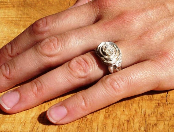 Camellia Fleur Feuilles oxydé Argent Sterling Empilable Band Ring Camellia Fleur Feuilles oxydé Argent Sterling Empilable Band Ring