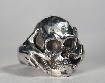 Grande bague en argent sterling recyclé yorick, tête de mort dans les mains