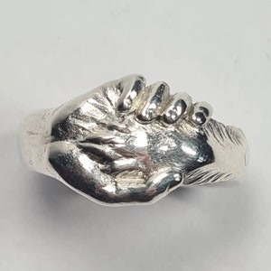 Hundepfote in der Hand - Recycled Silver Ring: Haustier-Denkmal / Gedenken