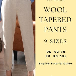 Pode incluir: Um molde de costura digital em PDF para calças de lã afuniladas em 9 tamanhos, US 02-30 e EU XS-5XL, com um guia tutorial em inglês da SewlyPatterns Studio. A imagem mostra calças bege de cintura alta com botão e pregas.