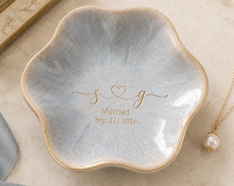 Plato para anillos con iniciales y nombre grabados, bandeja de cerámica personalizada para anillos con la inscripción "Engaged" en oro, regalo de recuerdo para recién casados, plato para guardar joyas para regalos de fecha de boda.