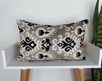 Black & Beige Cushion, Ikat Velvet Pillow, Silk Ikat Pillowcase, Ikat Cushion, Throw Pillow, Lumbar Pillow, İkat Back Beige Pillow