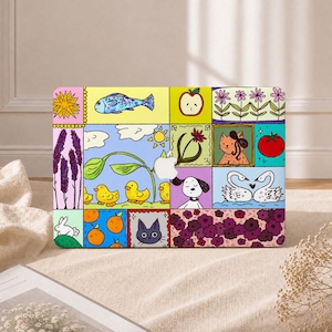 Könnte beinhalten: Eine Laptop-Hartschalenhülle mit einem bunten Raster aus handgezeichneten Illustrationen, darunter ein blauer Fisch, ein roter Apfel, violette Blumen, gelbe Entenküken, ein weißer Hund, zwei weiße Schwäne, ein Kaninchen, Orangen und eine schwarze Katze.