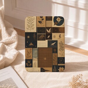 Könnte beinhalten: Eine rechteckige Dekotafel mit einer Collage aus Illustrationen im Vintage-Stil in Marineblau, Gold und Creme. Das Design umfasst botanische Skizzen, Vögel, himmlische Motive, ein Gittermuster und handschriftlichen Text in einem Raster.
