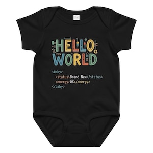 Puede incluir: Un body de bebé negro de manga corta con el texto colorido HELLO WORLD y gráficos de circuitos. Debajo, el texto en código blanco dice <baby> <status>Brand New</status> <energy>0%</energy> </baby> en un estilo de sintaxis de programación.