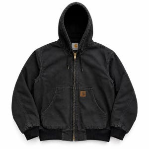Pode incluir: Um casaco preto com capuz, fecho de correr frontal, punhos e bainha canelados e um bolso frontal tipo canguru. O casaco apresenta uma etiqueta da marca Carhartt no bolso e uma etiqueta no pescoço, com um aspeto de tecido desbotado.