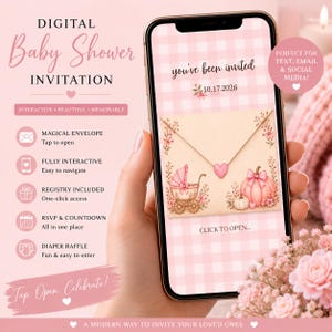 Puede incluir: Una invitación digital para baby shower en la pantalla de un teléfono inteligente con fondo de cuadros rosas, un sobre color crema con sello de corazón rosa, un cochecito de bebé vintage y una ilustración de calabaza rosa con el texto 10.17.2026.