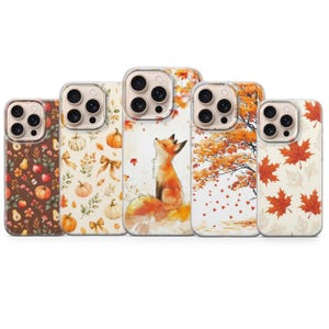 Peut inclure: Cinq coques de smartphone transparentes avec des motifs sur le thème de l'automne. Les designs incluent un fond marron foncé avec des citrouilles et des poires, un fond clair avec des citrouilles et des nœuds, un renard, un arbre et des feuilles.