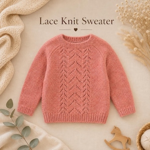 Puede incluir: Un suéter de punto de manga larga en color rosa empolvado con un patrón de encaje de chevrón vertical central, cuello redondo acanalado y puños acanalados. El texto "Lace Knit Sweater" aparece sobre la prenda con un pequeño icono de corazón.