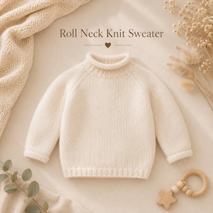Peut inclure: Un pull à manches longues de couleur crème avec un col roulé et des manches raglan. Le texte "Roll Neck Knit Sweater" est imprimé au-dessus du vêtement, accompagné d'une petite icône de cœur. Le pull présente une texture en tricot côtelé.