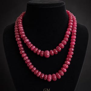 Collar de dos hilos con rubíes auténticos y cuentas florales talladas a mano, 1063 quilates.