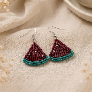 Boucles d'oreilles en macramé en forme de tranche de pastèque, boucles d'oreilles pendantes bohèmes en forme de fruits, bijoux tissés à la main, boucles d'oreilles légères en fil de coton noué