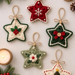 Puede incluir: Cinco adornos de ganchillo en forma de estrella con diseños festivos que incluyen un copo de nieve, bayas de acebo, un lazo con un botón, una flor y un árbol de Navidad. Cada adorno tiene un lazo de yute y pequeños detalles de cuentas blancas.