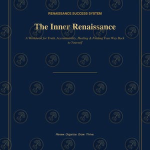 Puede incluir: Una portada de libro de ejercicios azul oscuro titulada The Inner Renaissance, A Workbook for Truth, Accountability, Healing & Finding Your Way Back to Yourself. La portada presenta un patrón repetitivo de logotipos de árboles, texto dorado y la frase Renew. Organize. Grow. Thrive.