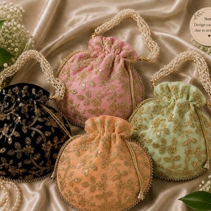 Könnte beinhalten: Vier Beutel mit Kordelzug in Schwarz, Rosa, Pfirsich und Hellgrün, jeweils mit goldener Blumenstickerei, Pailletten und einem perlenbesetzten Griff. Ein rundes Etikett trägt die Aufschrift: Note: Design can be vary due to availability.