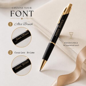 K&ouml;nnte beinhalten: Ein schwarzer und goldener Kugelschreiber mit geripptem Griff und dem eingravierten Namen James Brown auf dem Schaft. Das Bild zeigt Schriftarten mit der Beschriftung Choose Your Font, 1 Alex Brush und 2 Courier Prime sowie ein Gravursymbol.
