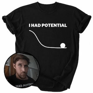Könnte beinhalten: Ein schwarzes T-Shirt mit kurzen Ärmeln und dem weißen Schriftzug I HAD POTENTIAL über einer Grafik, die eine geschwungene Linie zeigt, die in einem Kreis endet. Ein kreisförmiger Ausschnitt zeigt eine Person, die das T-Shirt trägt.