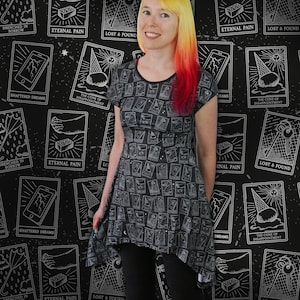 Tunique Tarot - Haut asymétrique noir et blanc pour femme avec motif cartes de tarot - Robe occulte/gothique/gothique pour femme - Mode alternative