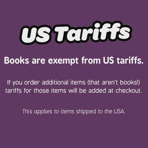 Pu&ograve; includere: Uno sfondo viola con la scritta "US Tariffs" in bianco e nero. Il testo indica che i libri sono esenti da dazi statunitensi, mentre altri articoli avranno dazi aggiunti al momento del pagamento. Si applica agli articoli spediti negli Stati Uniti.