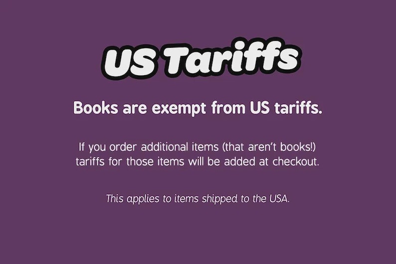 Pu&ograve; includere: Uno sfondo viola con la scritta "US Tariffs" in bianco e nero. Il testo indica che i libri sono esenti da dazi statunitensi, mentre altri articoli avranno dazi aggiunti al momento del pagamento. Si applica agli articoli spediti negli Stati Uniti.