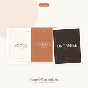 Peut inclure: Un ensemble de trois affiches murales rectangulaires au design minimaliste. Les affiches sont de couleur crème, terre cuite et brun foncé, affichant chacune les mots FOCUS, CREATE et ORGANIZE dans une police serif blanche épurée.