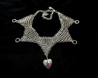 Collar tipo gargantilla de bufón con medallón rojo carmesí de acero inoxidable y malla metálica, hipoalergénico.