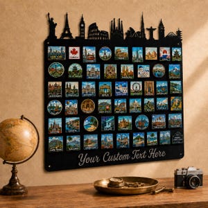 Könnte beinhalten: Eine schwarze Metall-Wandtafel mit einer Skyline-Silhouette an der Oberseite und einem Raster aus bunten quadratischen und runden Reisemagneten, die verschiedene globale Wahrzeichen darstellen, mit dem Text Your Custom Text Here unten.