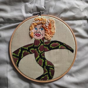 Handgjord Dolly Parton Python Broderi Hoop Art