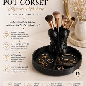 Peut inclure: Un pot en forme de corset noir contenant cinq pinceaux de maquillage, posé sur un plateau circulaire noir assorti à trois compartiments. Le plateau contient trois bagues dorées, un bracelet à chaîne doré et une paire de petites boucles d'oreilles.