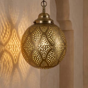 Suspension Marocaine en Laiton Fait Main, Plafonnier Sphère en Laiton Perforé, Lustre Bohème Oriental Doré