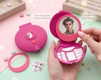 Totally Spies Kompaktpuder | 3D-gedrucktes Sammlerstück | Individuelles Foto-Medaillon | Retro-Geschenk im Stil der 2000er-Jahre | Geschenk für Spy Girls-Fans