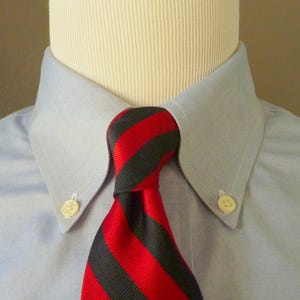 CLASSIC Vintage Brooks Brothers MAKERS All Silk Navy Blue & Maroon Regimental Repp Striped Trad / Ivy League Neck Tie.  Woven in England.