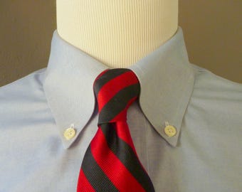 CLASSIC Vintage Brooks Brothers MAKERS All Silk Navy Blue & Maroon Regimental Repp Striped Trad / Ivy League Neck Tie.  Woven in England.