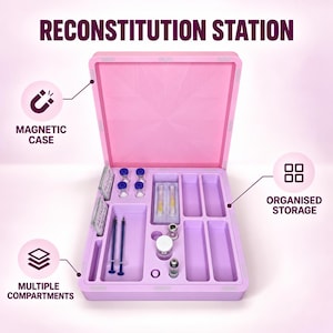 Può includere: Una custodia organizer rosa chiaro Reconstitution Station con coperchio magnetico. L'interno presenta molteplici scomparti per uno stoccaggio organizzato, contenenti due siringhe, quattro fiale piccole, due fiale più grandi e due pacchetti rettangolari etichettati FASTAID.